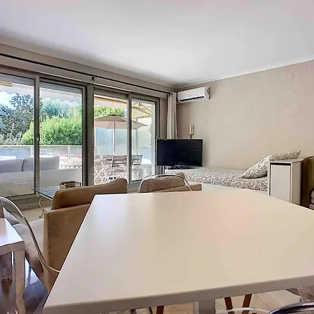 Superbe Terrasse Privative Avec Magnifique Piscine